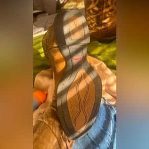 Size 8 I paid 130$ worn a couple times still good